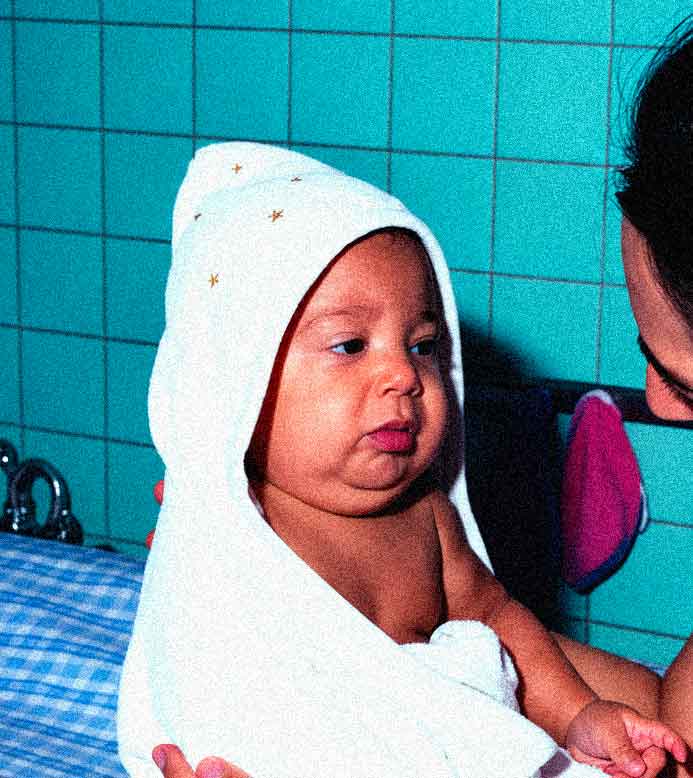 Jérémy bébé, enveloppé dans une serviette